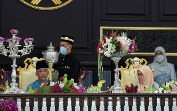 Al-Sultan Abdullah bersama Tunku Azizah berkenan berangkat tiba pada Majlis Berbuka Puasa bersama Perdana Menteri dan Anggota Jemaah Menteri di Istana Negara pada Isnin. - Foto Bernama