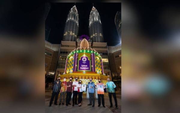 Md Shah (tiga dari kanan) menerima sijil pengiktirafan Replika Lampu Pelita terbesar di Malaysia daripada wakil MBR di Esplanade KLCC pada Jumaat.