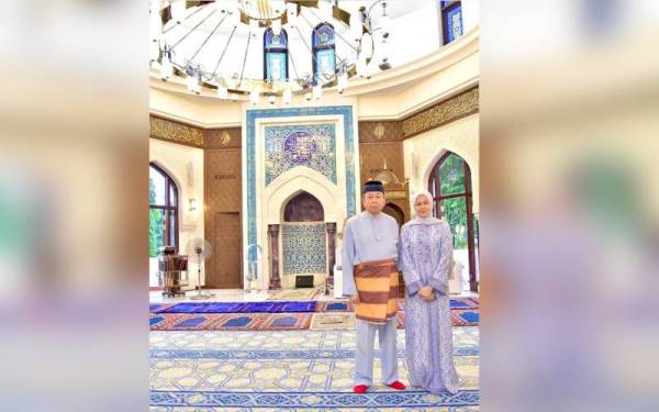 Sultan Sharafuddin dan Tengku Permaisuri Selangor, Tengku Permaisuri Norashikin Abdul Rahman berkenan mengabadikan gambar kenangan di ruang solat utama, Masjid Istana Diraja.