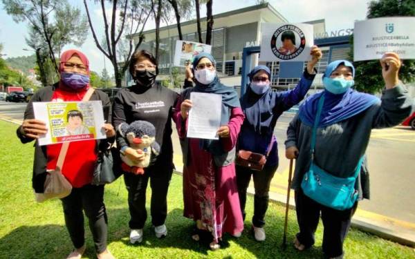 Bibi Sunita (tengah) ditemui selepas membuat laporan di Balai Polis Setiawangsa pada Selasa.