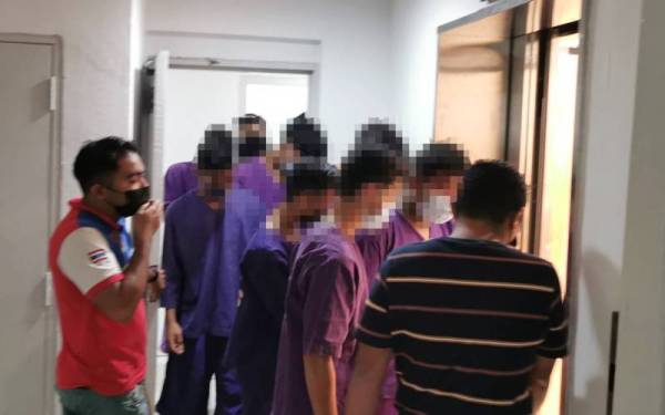 Seramai 11 pelajar direman selama tiga hari bermula Selasa hingga Khamis bagi membantu siasatan melibatkan kes pukul di sebuah sekolah berasrama di daerah Kuala Nerus.