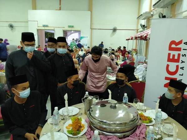 Mohamad Haris meraikan anak yatim sempena Majlis Berbuka Puasa Bersama empowerNCER di Dewan Serbaguna Bandar Laguna Merbok pada Isnin.