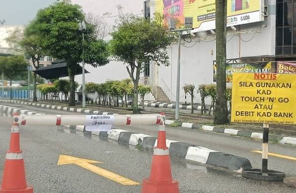 Keadaan parkir penuh di pusat beli-belah Angsana Mall ketika tinjauan sekitar jam 4.30 petang pada Selasa.