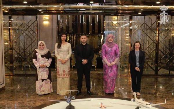 Tunku Ismail (tengah) bergambar bersama delegasi kerajaan dan UNICEFF di Royal Johor Club di sini, pada Selasa