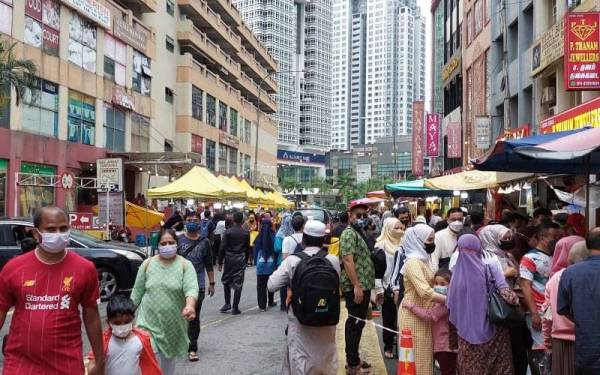 Orang ramai menyerbu Bazar Jalan TAR untuk membeli kelengkapan Aidilfitri.