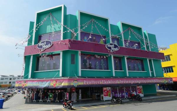 Pusat Pakaian Hari-Hari menjadi tumpuan orang ramai membuat persiapan hari raya. - Foto MOHD HALIM ABDUL WAHID