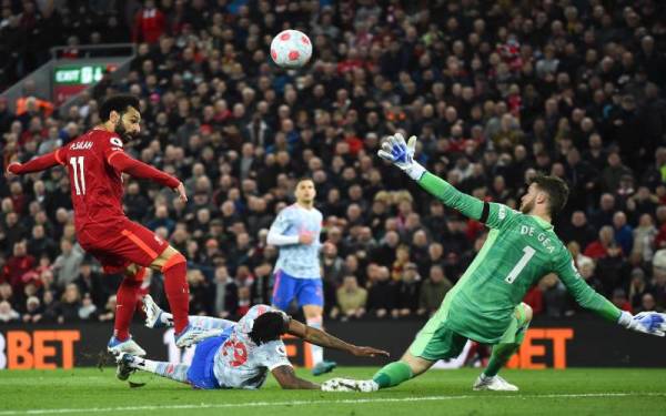 Penyerang Liverpool, Mohamed Salah menanduk masuk gol keempat The Red pada aksi berdepan Manchester United di Anfiled, pada Rabu. - Foto EPA