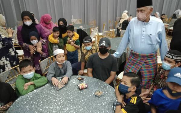 Musa beramah mesra bersama anak yatim dalam majlis berbuka puasa anjuran Pertubuhan Keprihatinan Jenayah Komuniti Malaysia (MCCC) bersama anak yatim, tahfiz dan komuniti Pangsapuri Taman Suria di sini pada Selasa.