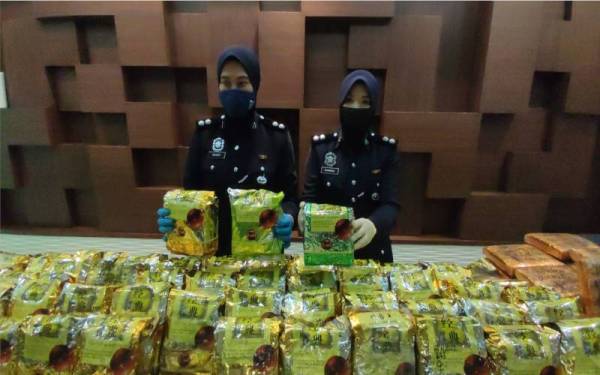 Polis menumpaskan sindiket pengedaran dadah jenis syabu dan ganja seberat 258 kilogram (kg) bernilai RM7.74 juta yang disembunyikan dalam bungkusan ‘teh cina’ selepas menahan sembilan individu dalam operasi di Kedah dan Pulau Pinang, pada Sabtu dan Isnin lepas.