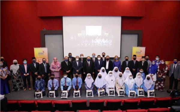 Wakil-wakil dari Yayasan Axiata, Mara, MRSM dan Muafakat bersama beberapa pelajar dari MRSM Sungai Besar dan MRSM Kuala Kubu Bharu yang menerima bantuan menerusi Program Back To School.