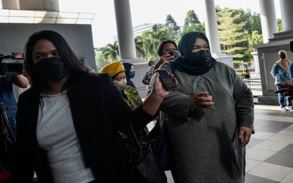 Siti Bainun (kanan) tiba bagi perbicaraan kes yang dihadapinya berhubung pertuduhan mengabai dan menganiaya remaja perempuan Sindrom Down yang dikenali sebagai Bella berusia 13 tahun di Kompleks Mahkamah Kuala Lumpur pada Rabu. - Foto Bernama