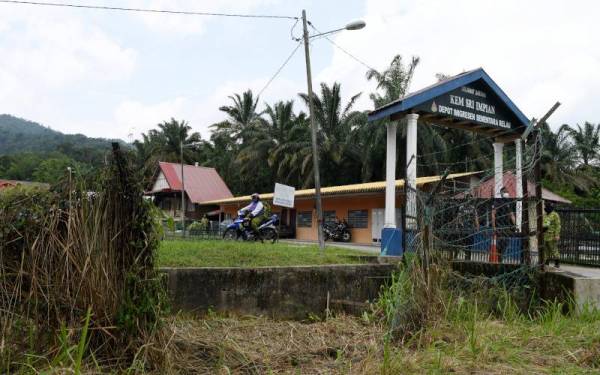 Pagar Depot Imigresen Sementara Sungai Bakap rosak dalam kejadian 528 tahanan pelarian etnik Rohingya melarikan diri awal pagi Rabu.- Foto Bernama