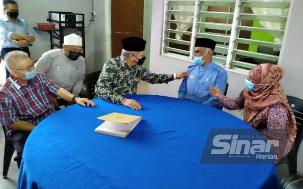 Annuar (tengah) bertanya khabar keadaan Ahmad Jamil atau Sarjan Saji yang menghidap strok ringan ketika mengadakan Ziarah Kasih di Rumah Pangsa Jalan Hospital, di sini pada Rabu.