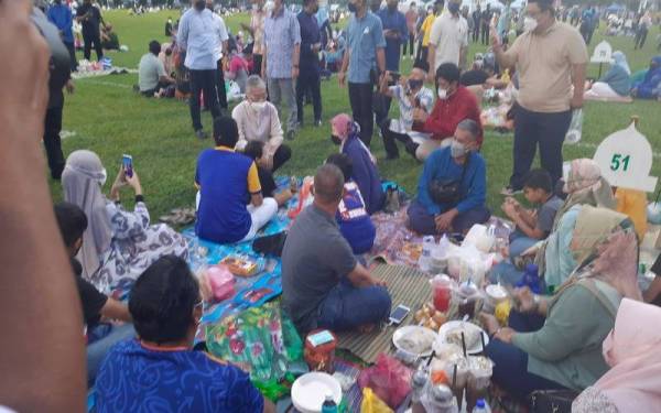 Al-Sultan Abdullah berkenan beramah mesra dengan orang ramai di padang MBK 1.