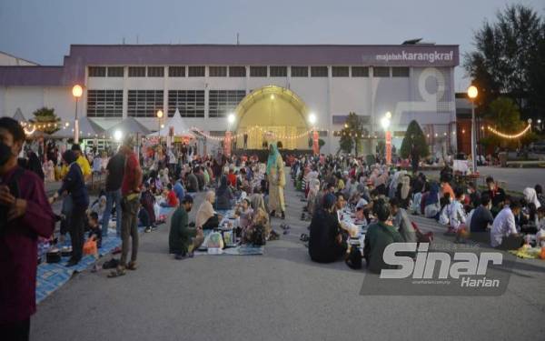 Kemeriahan berbuka Program Iftar Ala Madinah @Karangkraf yang diadakan di parkir Kumpulan Karangkaf di Shah Alam.