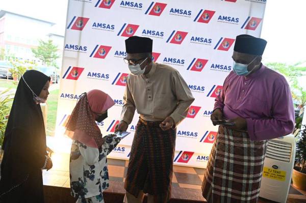 Mohd Zubil menyampaikan duit raya kepada anak-anak yatim yang diraikan pada Majlis Berbuka Puasa dan Penyampaian Sumbangan sempena Program Penerapan Nilai Murni di Masjid Al- Mustaghfirin, Akademi Maritim Sultan Ahmad Shah (Amsas) Sungai Ular di sini pada Rabu.