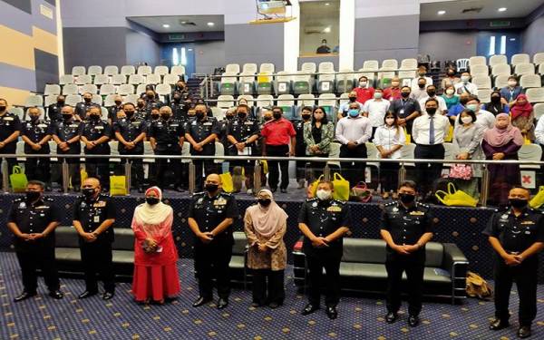 Mior Faridalathrash (empat dari kiri) bersama wakil institusi kewangan di Perak yang hadir pada Majlis Perjumpaan Ketua Polis Perak Bersama Institusi Kewangan negeri Perak di Auditorium PLGPU pada Khamis.