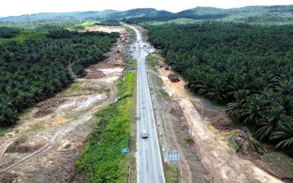 Keadaan Lebuhraya Pan Borneo yang masih dalam pembinaan di Sapi Nangoh hari ini. Foto Bernama