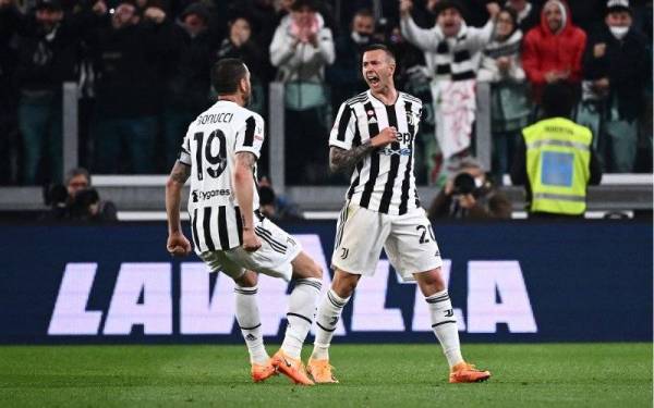 Bernardeschi meraikan jaringan bersama pemain pertahanan Leonardo Bonucci (kiri) ketika perlawanan separuh akhir kedua Piala Itali antara Juventus menentang Fiorentina di Stadium Juventus. - Foto AFP