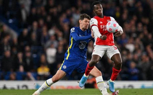 Nketiah (kanan) bersaing dengan pemain Chelsea, Andreas Christensen semasa aksi liga di Stadium Stamford Bridge. - Foto AFP