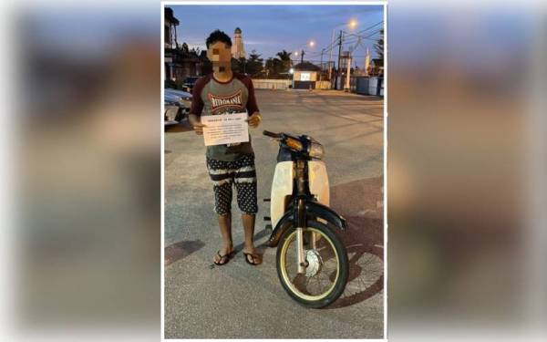 Salah seorang remaja terpaksa berbuka puasa di Cawangan Trafik IPD Pasir Mas apabila dicekup selepas melakukan aksi 'wheelie' semasa menunggang motosikal di kawasan tepi parit air berhampiran SK Pangkal Kala, Pasir Mas pada Khamis.