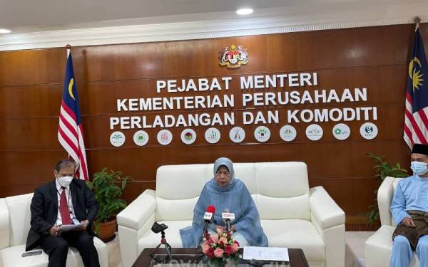 Zuraida (tengah) semasa sidang akhbar di kementeriannya di Putrajaya pada Jumaat.