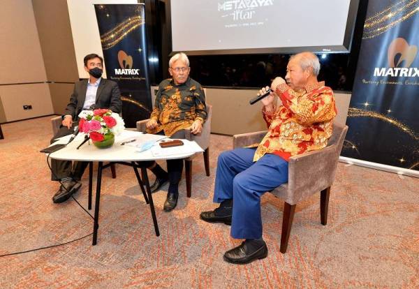 Mohamad Haslah (tengah) bersama Pengasas dan Timbalan Pengerusi Eksekutif Matrix Concepts, Datuk Seri Lee Tian Hock ketika sidang akhbar selepas acara Matrix Concepts MetaRaya Iftar pada Khamis.