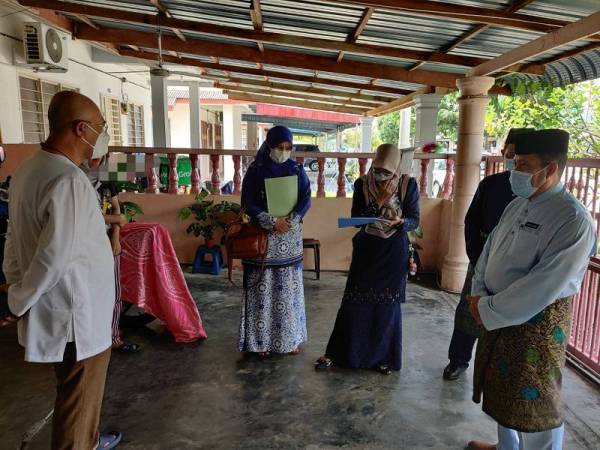 Abd Rahman (kiri) bersama pentadbir dan guru SMK Munshi Abdullah mengadakan pertemuan dengan ibu pelajar terbabit pada Jumaat.