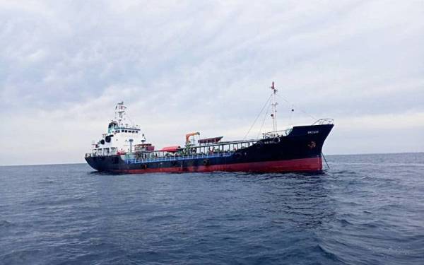 Kapal tangki yang ditahan Maritim Malaysia Negeri Johor di perairan Tanjung Sedili Kecil di sini pada Khamis.