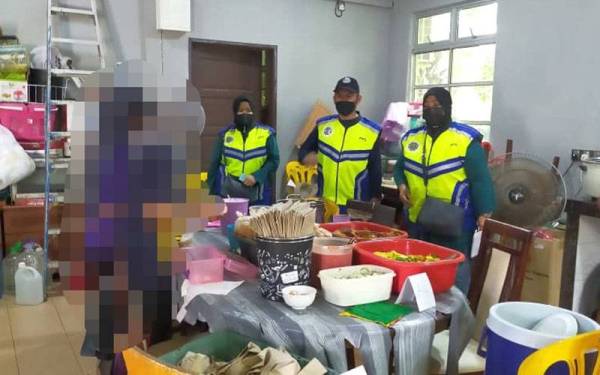 Peniaga wanita di Marang ditahan selepas didapati menjual makanan kepada kaki ponteng puasa pada Khamis.