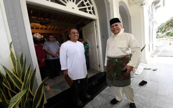 Annuar (kanan) melakukan kunjungan hormat ke atas Muhammad Sanusi di Kediaman Rasmi Menteri Besar Kedah di Seri Mentaloon pada Jumaat. - Foto Bernama
--fotoBERNAMA (2022) HAK CIPTA TERPELIHARA