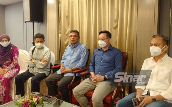 Saifuddin (tengah) bersama-sama ahli dan kepimpinan PKR negeri semasa mengadakan sidang akhbar di sebuah hotel di Johor Bahru pada Jumaat.