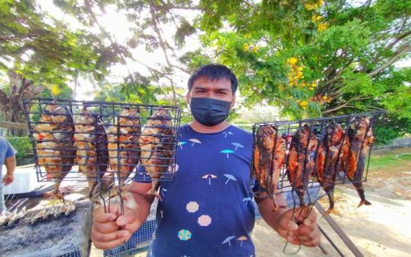 Muhamad Shafian tampil dengan idea 'gila' apabila menjual ikan cencaru sumbat bakar berempah pada harga RM1.50 seekor sejak satu Ramadan lalu di gerainya yang terletak di Kawasan Perindustrian Pengkalan Chepa, Kota Bharu.