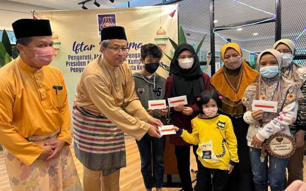 Ahmad Sabirin (dua dari kiri) ketika menyampaikan sumbangan berbentuk duit raya kepada golongan anak yatim dan juga asnaf pada Majlis Iftar Kumpulan SIRIM pada Jumaat.