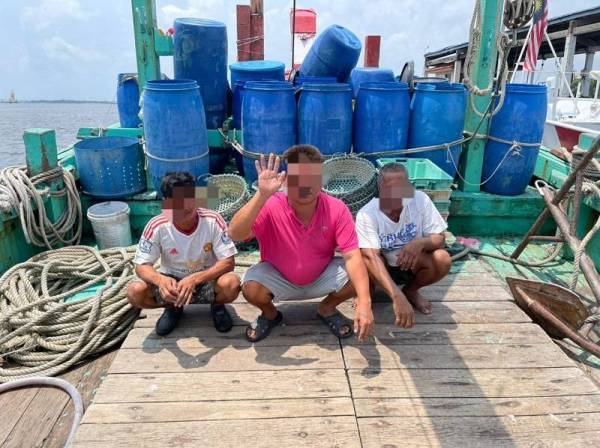 Tiga krew bot nelayan Kelas B1 ditahan Maritim Malaysia untuk tindakan lanjut. - Foto Ihsan Maritim Malaysia.