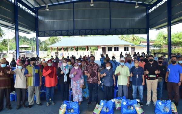 Abdul Rahman (tengah) ketika program Tradisi Ziarah Kasih di Parlimen Lipis.