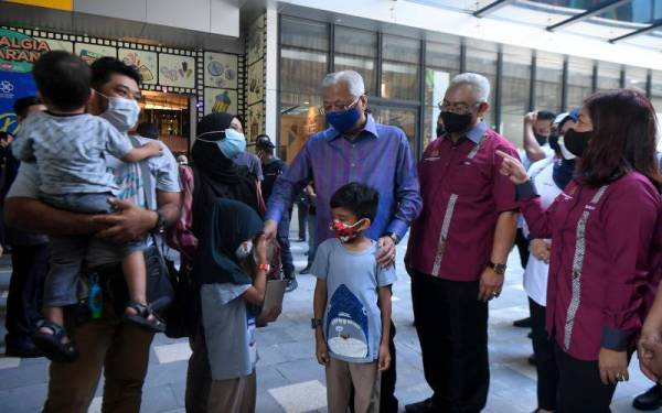 Ismail Sabri beramah mesra bersama dengan pengunjung yang hadir selepas pelancaran Rangka Tindakan Keusahawanan Sosial Malaysia 2030 (SEMy2030) di Mitsui Lalaport Bukit Bintang, pada Sabtu. Noh hadir sama. - Foto Bernama