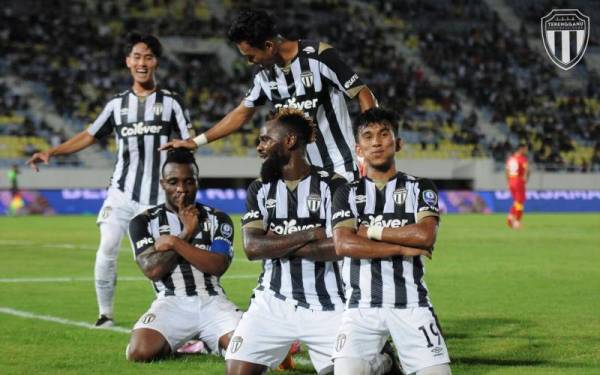 Tchetche (kiri) bersama rakan-rakan sepasukannya meraikan jaringannya ketika berdepan Selangor FC di Stadium Sultan Mizan Zainal Abidin pada Jumaat. - FOTO FB TERENGGANU FC