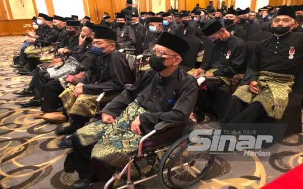 Sebahagian veteran ATM yang berkerusi roda menunggu giliran untuk menerima penganugerahan PJM di Kota Bharu pada Sabtu. - Foto Sinar Harian