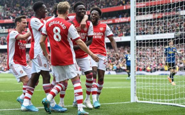 Saka (dua dari kanan) meraikan jaringannya bersama rakan-rakan sepasukannya di Stadium Emirates sebentar tadi.