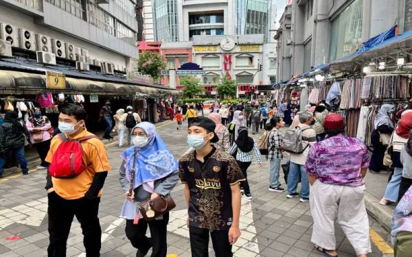 Orang ramai mula membanjiri Jalan TAR seawal jam 10 pagi bagi membeli persiapan menyambut Hari Raya Aidilfitri.