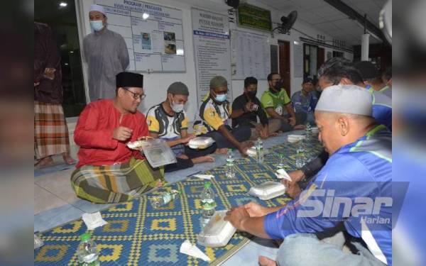 Ahmad Faizal bersahur bersama jemaah masjid sempena program Singgah Sahur Bersama Media dan Belia Negeri Perak di Masjid Hajjah Puteh Mahani, Bercham Raya, pada Ahad.