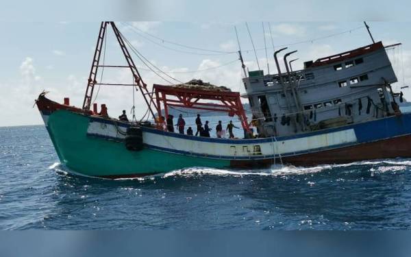 Bot nelayan Vietnam yang ditahan Maritim Malaysia menerusi Op Khas Pagar Laut dan Op Khas Kuda Laut pada Jumaat.