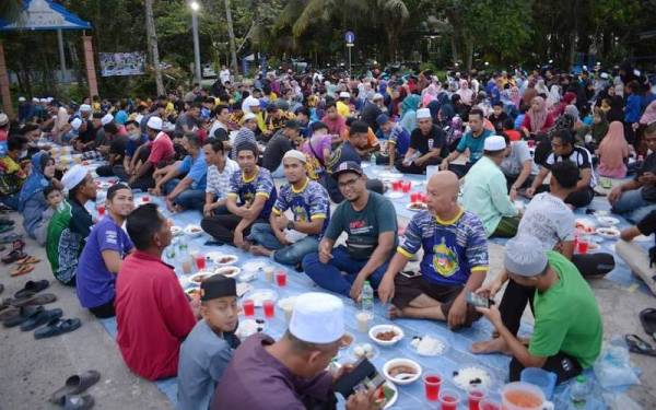 Kemeriahan Iftar Jamai'e Kampung Teluk Paku dirasai dengan kehadiran sebahagian besar penduduk yang tinggal di kampung itu.