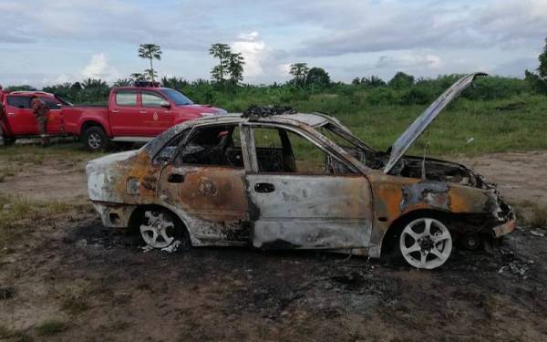 Keadaan kereta polis yang musnah selepas dibakar seorang lelaki Indonesia yang dipercayai mengamuk di matau balak Kampung Selengkong, Nenasi, Pekan pada malam Sabtu. -Foto Polis