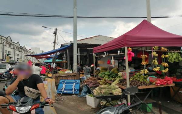 Suasana sekitar Pasar Harian Selayang yang berdepan isu penjaja warga asing yang berlarutan berpuluh tahun lamanya.