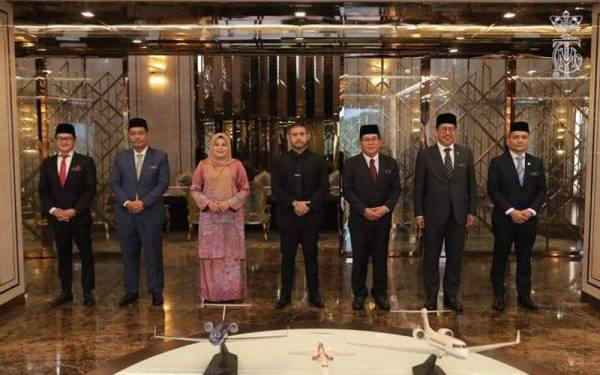 Tunku Ismail (tengah) menerima mengadap Dr Noraini Ahmad, Abdul Razak dan Dr Husaini Omar di Royal Johor Polo Club, Johor Bahru, pada Ahad.