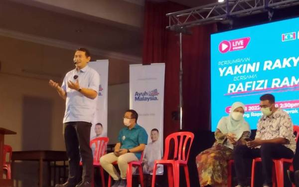 Rafizi ketika menyampaikan ucapan dan menjawab persoalan hadirin yang hadir pada majlis Perjumpaan Yakini Rakyat Bersama Rafizi Ramli di Dewan Fook Tat Chee, Gunung Rapat, di sini pada Ahad.