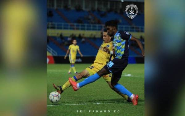 Antara aksi Sri Pahang menentang Penang dalam saingan Liga Super di Kuantan.