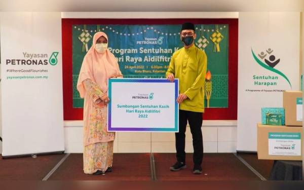 Ahmad Shazly (kanan) menyampaikan sumbangan Yayasan Petronas di Kelantan kepada Exco Jawatankuasa Kebajikan, Pembangunan Keluarga Dan Wanita Negeri Kelantan, Datuk Mumtaz Md Nawi.